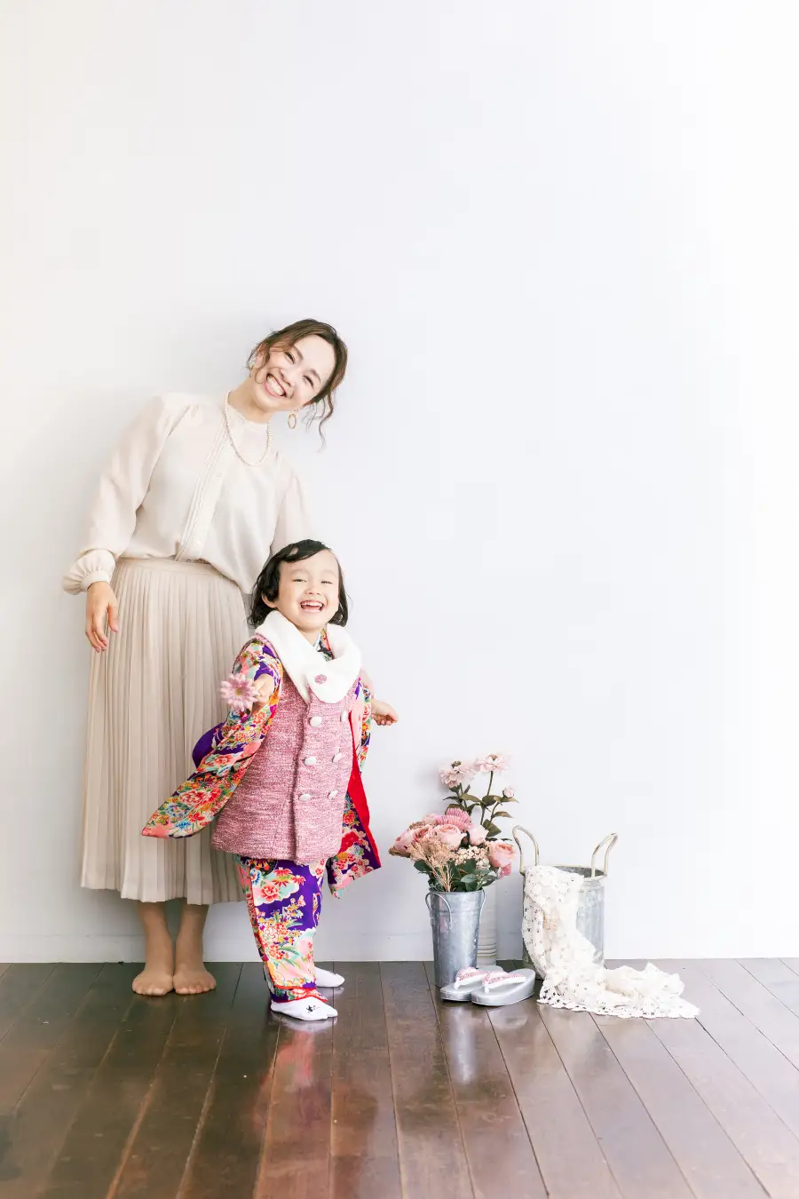 リビングでの家族写真（ダミー）