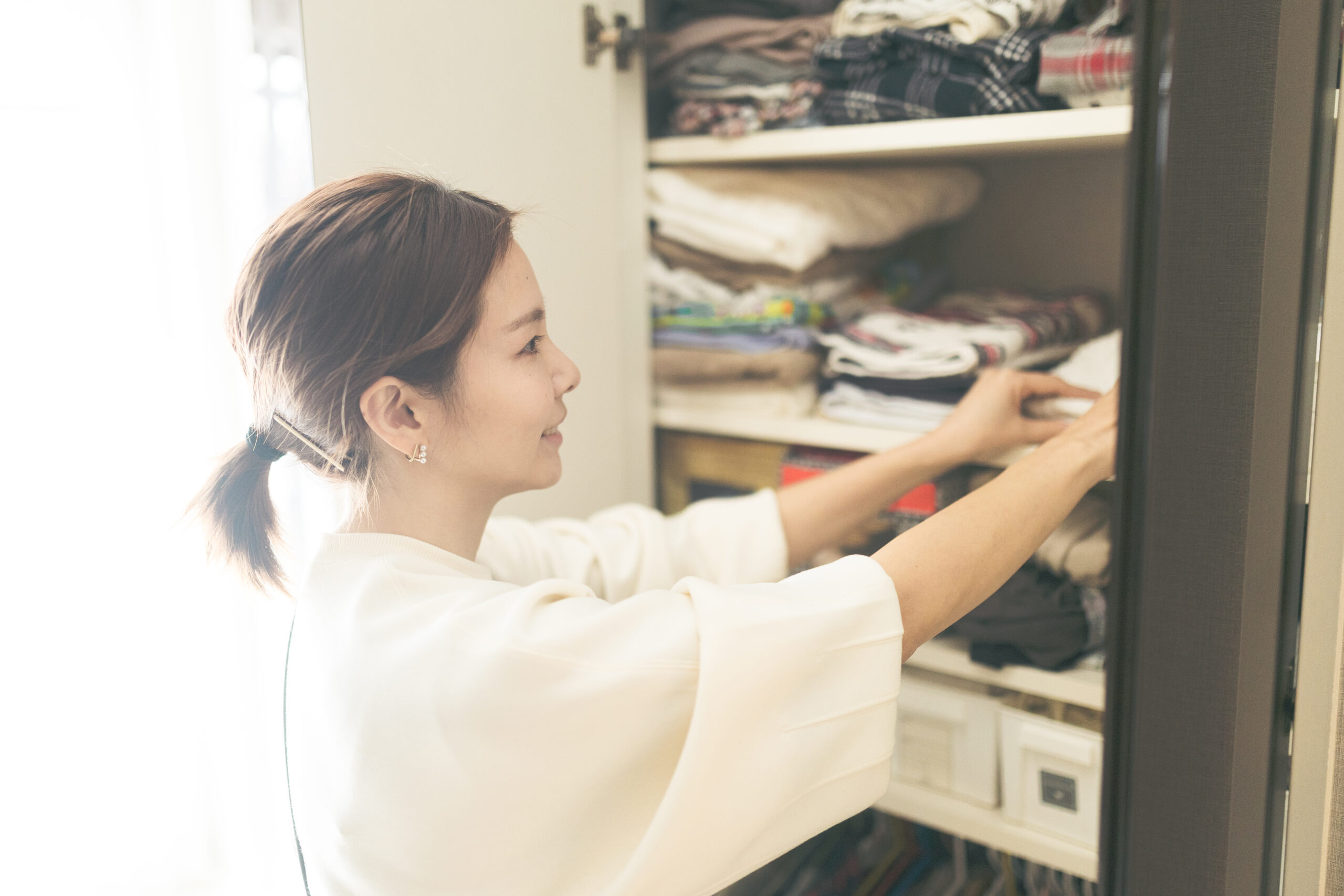 リビングを丁寧に掃除する家事代行スタッフの写真